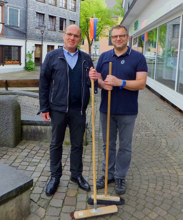 Stadtbrgermeister Berno Neuhoff (rechts) und Thomas Klschbach, Vorsitzender des Treffpunkt Wissen e. V., rufen zum Groreinemachen in der Wissener Innenstadt am 12. Mai auf. (Foto: Stadt Wissen) 