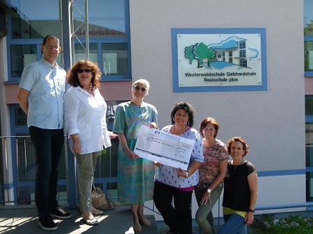 Der Lions-Club Altenkirchen-Friedrich Wilhelm Raiffeisen e.V. spendete 1000 Euro an die Westerwaldschule Gebhardshain. (Foto: Lions-Club