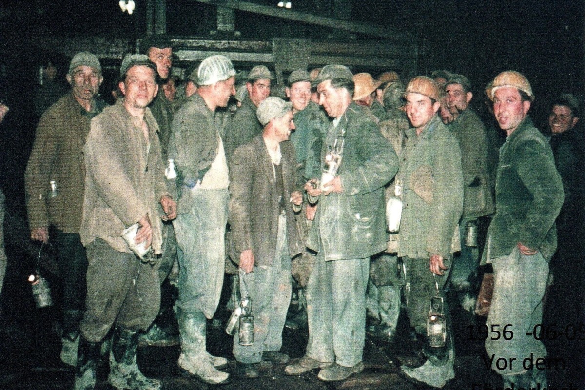 Alltag auf Georg. 1956 vor dem Frderkorb, der die Bergleute in die Tiefe brachte. (Foto Heinz Wallau/Archiv Bergbaufrderverein)