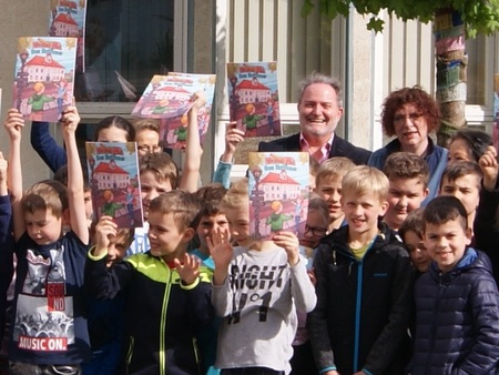 Das Heft Versteh mal: Das Rathaus haben die Kinder des dritten Schuljahres der Wissener Grundschule bekommen. (Foto: Verbandsgemeindeverwaltung Wissen)