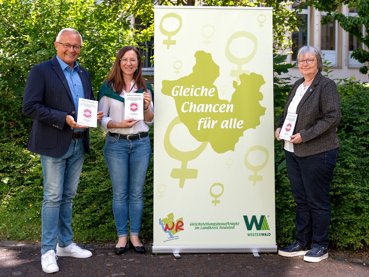 Landrat Achim Hallerbach und die Gleichstellungsbeauftragten der Landkreise Neuwied und Westerwaldkreis, Daniela Kiefer und Beate Ullwer, mit dem Reader zur Fachtagung "Wenn das Umgangsrecht den Schutz der von Gewalt betroffenen Frauen und Kinder aushhlt". (Foto: Martin Boden / Kreisverwaltung Neuwied)