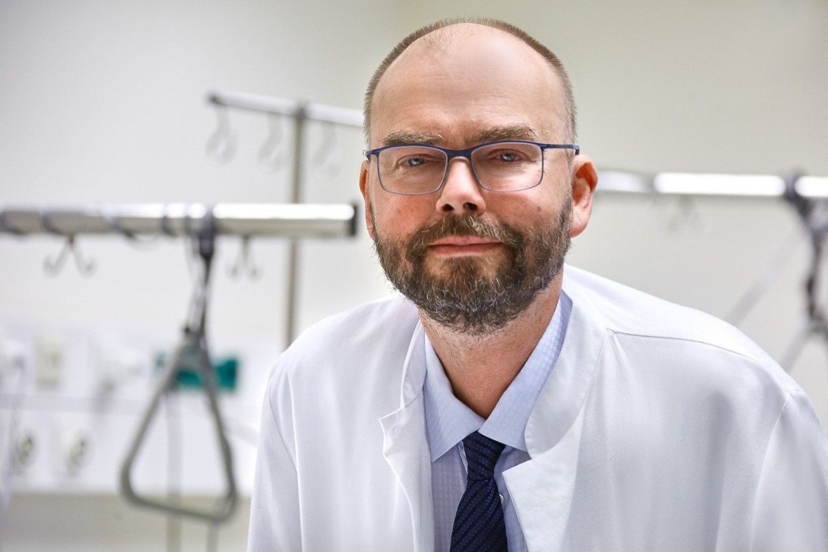 Prof. Dr. med. Thomas Neuhaus referiert ber die onkologische Behandlung des Dickdarmkrebses (Foto: Lea Hirt)