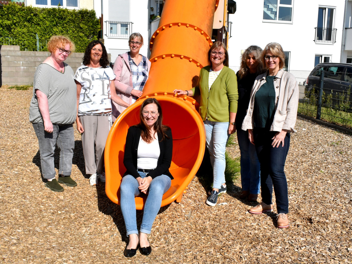 Orange als Sitzgelegenheit und Mahnmal: Gegen Gewalt an Frauen muss sich etwas tun, sind sich die Gleichstellungbeauftragten von Landkreis und Stadt Neuwied mit Landrat Achim Hallerbach einig. (Foto: Silke Lufer-Hermann)