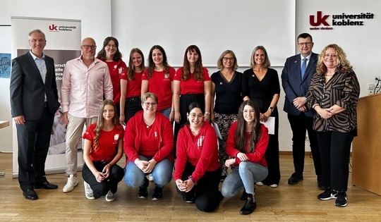 en 3. Platz des Publikumspreises belegte das Ada-Lovelace-Projekt mit dem Projekt MI(N)Tmachen  Wissenschaft zum Anfassen". Stephanie Justrie (hintere Reihe, 3.v.r.) und Katharina Schuster (hintere Reihe, 4.v.r.) nahmen den Preis entgegen, stellvertretend fr die vielen aktiven Mentorinnen in dem Projekt. (Foto: Universitt Koblenz/Judith Bseke)