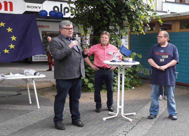 Michael Mahlert am Mikrophon bei Kundgebung "Pulse of Europe". Fotos: privat