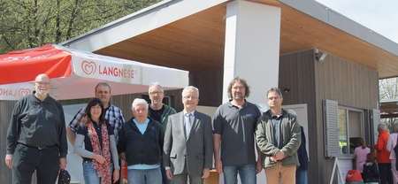 Sie haben sich gemeinsam stark gemacht fr den Kiosk-Neubau auf der Freizeitanlage Quendelberg: (vorne v.l.) Sren Sander (Brgerverein: BV), Monika Decker (Stadt Montabaur) Michael Flosdorf (BV), der erste Stadtbeigeordnete Gerd Frink, Thomas Becker (Vorstand BV); Frank Buchstber (BV, Leiter der Arbeitsgruppe Quendelberg), (hinten v.l.) Kiosk-Betreiber Franco Cichello und der Bau-Ingenieur Michael Weidner von der Verbandsgemeindeverwaltung.(Foto: Verbandsgemeindeverwaltung Montabaur)