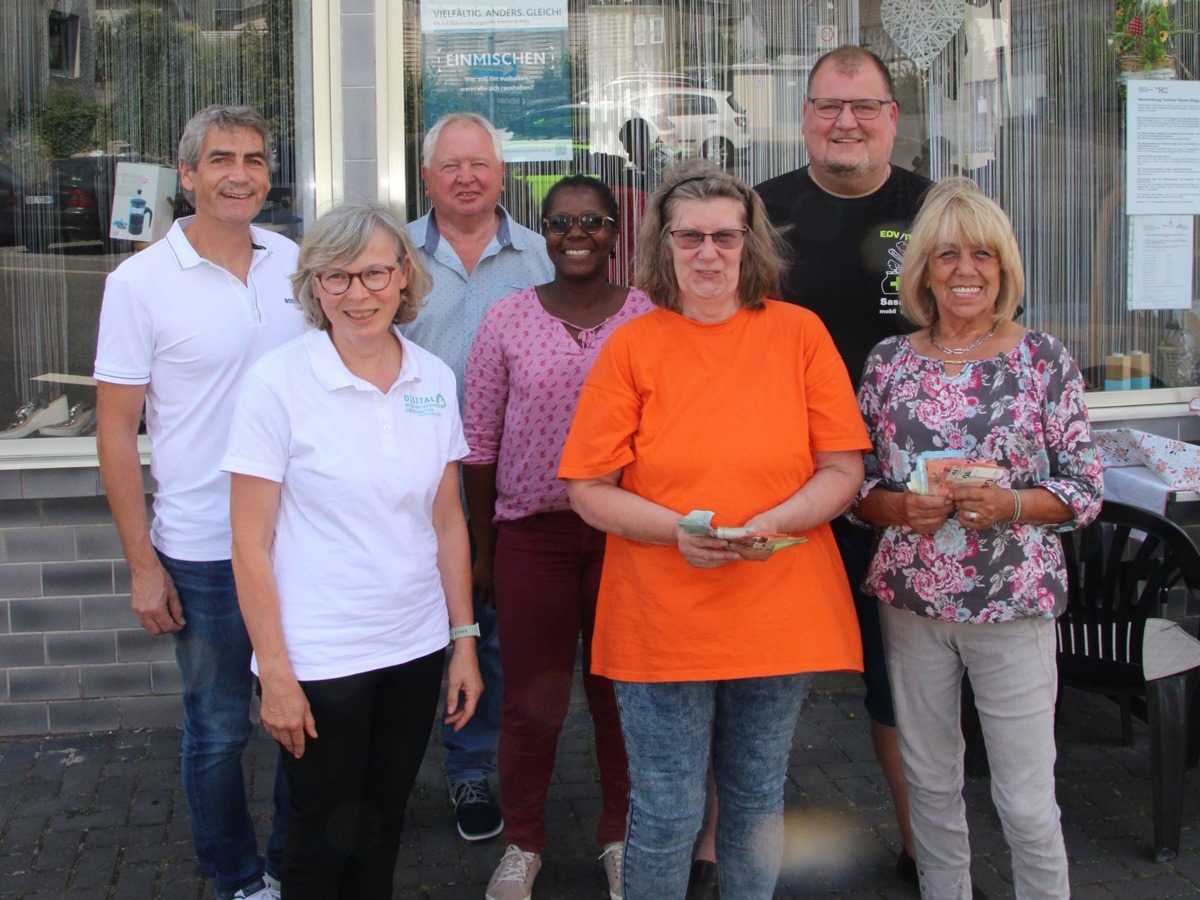 Von links hinten nach links vorne: von hinten links nach links vorne: Dietmar Henrich, Udo Seidler, Emilienne Markus, Sascha Schmidt, Evi Schtz, Kerstin Stuhlmann, Marion Buchen. (Foto: Jana Richartz)
