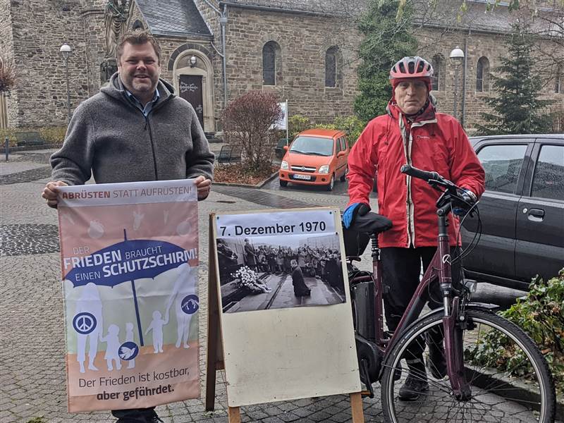 Hermann Reeh (rechts) beim Startpunkt seiner neuen Friedenstour vor der Volksbank Gebhardshain. Bankvorstand Manuel Weber (links) war selbst ein Schler des ehemaligen Lehrers Reeh. (Foto: Daniel Pirker)