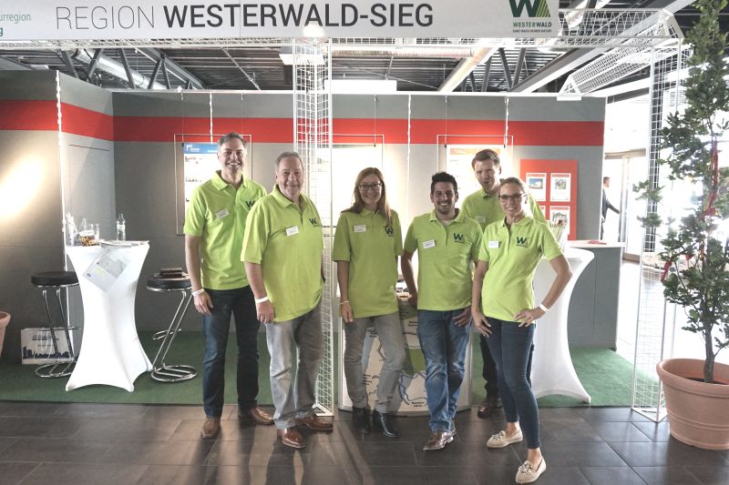 Gemeinsamer Einsatz fr die Region: v.l. Jrg Diewald, Johannes Lcker, (beide Westerwald Bank eG) Naomi Becker (Wirtschaftsfrderung), Sebastian Schrt (Sparkasse Westerwald-Sieg), Ralph Krah und Bettina Dietershagen-Schfer (Westerwald Bank eG) auf der Bonner Immobilienmesse Foto: Veranstalter