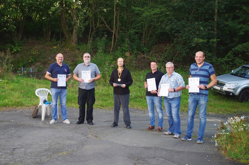 Strahlende Gesichter nach der Prfung. Axel Kargl, Vorsitzender des Prfungsausschusses Koblenz-Rhein-Mosel vom Deutschen Motor Yachtverband (links), Gerd Kaminski (2.v.l.), Stefan Peske, Reinhold Sauer und Timo Lindinger (v.r.) erhalten ihre Zeugnisse aus den Hnden Axel Wienands. (Foto: Tom Malik)