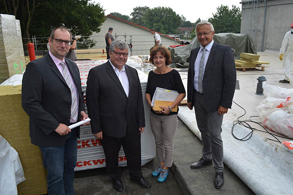 Die Baumanahmen an der Robert Krups Realschule plus in Neuwied-Irlich waren aktuelles Ziel einer Besichtigungstour von Landrat Achim Hallerbach (rechts), Baudezernent und 1. Kreisbeigeordneter Michael Mahlert (2.v.l.), Kathrin Wei und Rdiger David vom kreiseigenen Immobilienmanagement. Foto: Kreisveerwaltung