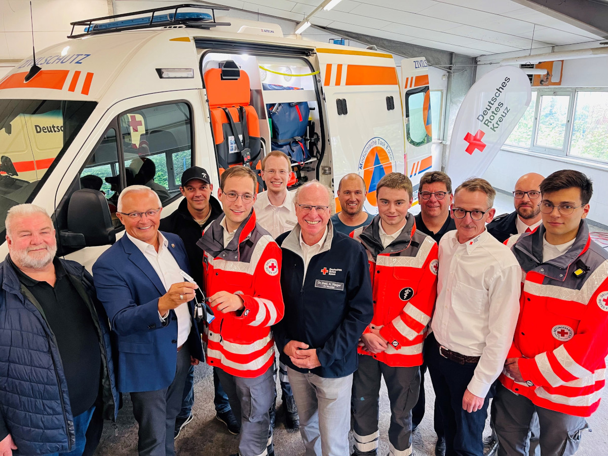 In den Rumen des DRK-Kreisverbandes Neuwied bergab Landrat Achim Hallerbach den Schlssel fr den neuen Krankentransportwagen an Noah Timmermann, Bereitschaftsleiter vom DRK Neustadt/Wied. (Foto: Jrg Niebergall)