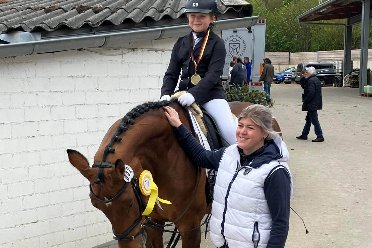 Mia Runkel auf Quinja. Stolz an ihrer Seite: Tante Anne Runkel. Sie zeichnet sich als RVK-Breitensportbeauftragte - gemeinsam mit Debby Richter - verantwortlich fr den diesjhrigen Reitertag. Fotos: RV Kurtscheid.