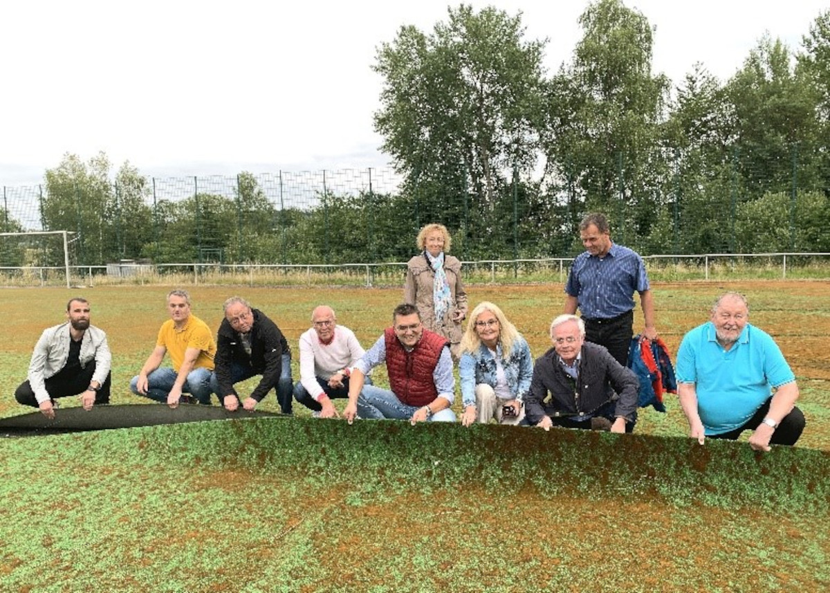 Die Ransbach-Baumbacher CDU-Fraktion hat sich den Sportplatz aus der Nhe angesehen. (Foto: Privat)