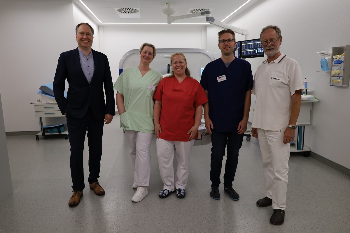 Das Team der Radiologie heit den neuen Radiologen Dr. Christian Wst willkommen. Von links: Carsten Jochum, Angie Bieneck, Damaris Knauf, Dr. Christian Wst und Dr. Ernst-Ludwig Kretschmer (Foto: DRK-Kinderklinik Siegen)