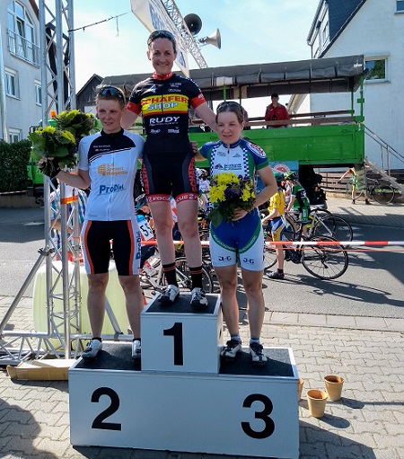 Francis Cerny holt Sieg beim Radrennen in Hochheim am Main
