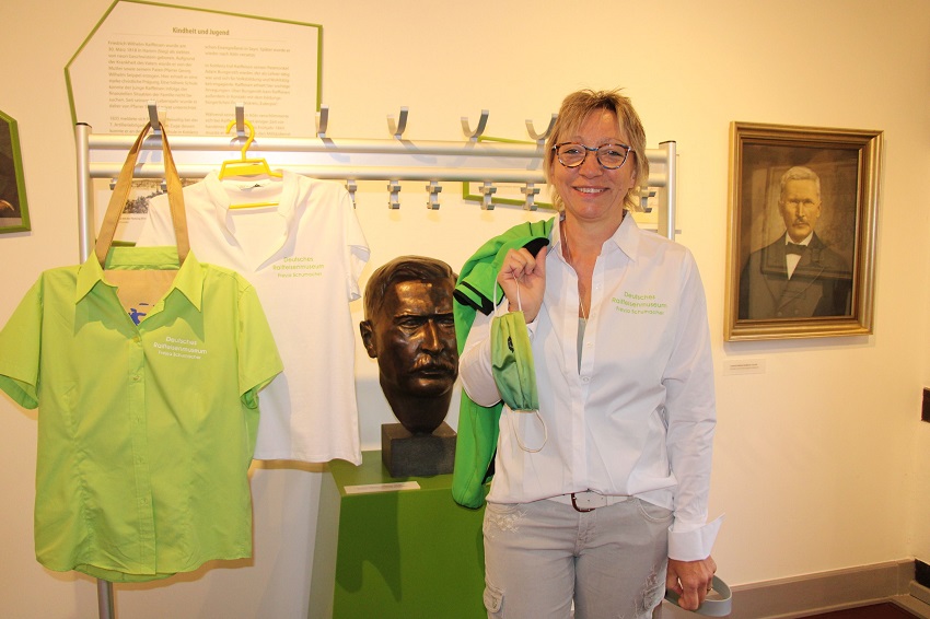 Raiffeisenbotschafterin Freyja Schumacher zeigt Shirt, Blusen und Jacke, die fr die Museumsfhrerinnen angeschafft wurden. (Fotos: VG Hamm)