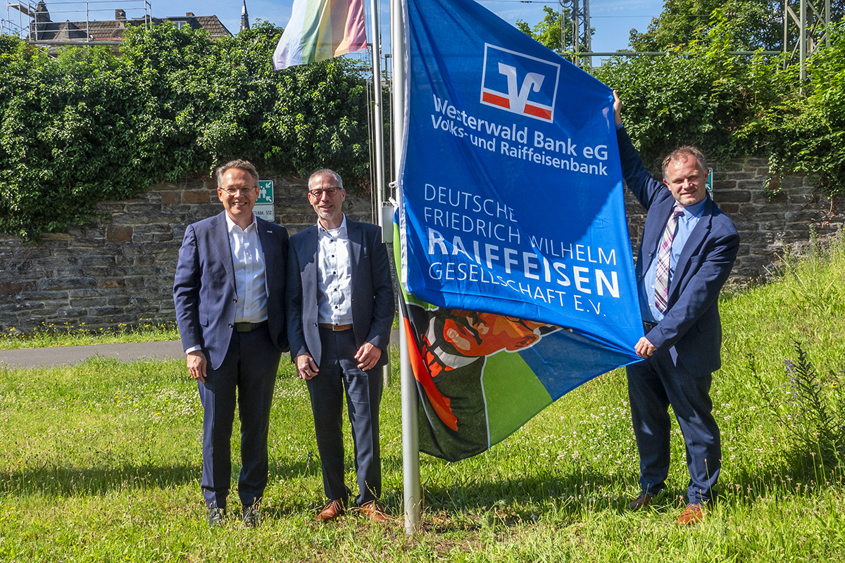 Sie prsentieren gemeinsam die neue Fahne. Von links: Dr. Ralf Klbach, Matthias Herfurth und Jan Einig. Fotos: Wolfgang Tischler