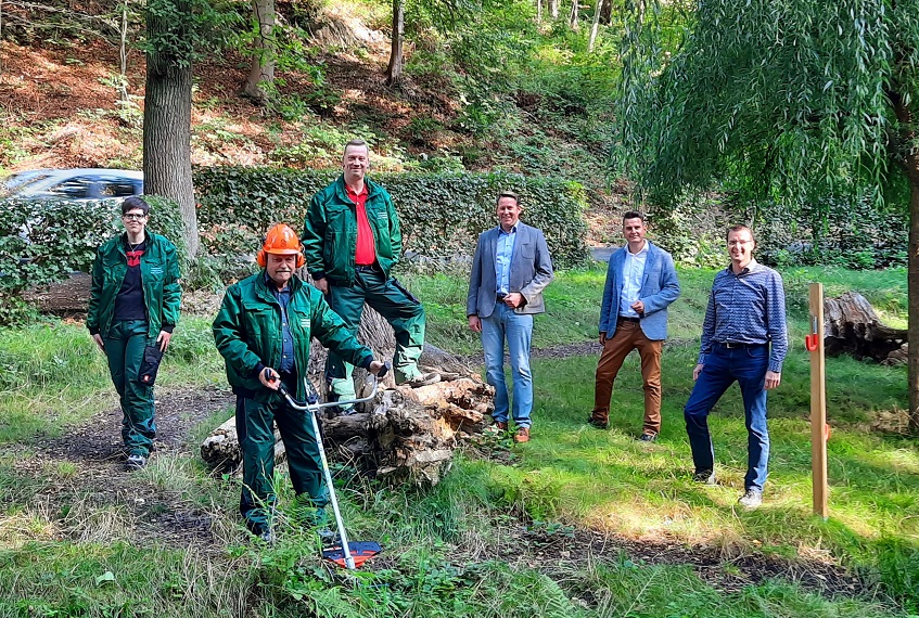 Freude bei der bergabe von Arbeitsbekleidung und Ausstattung (V.l.n.r.: Gruppenmitglied Julia Bechtel, Kmmerer Rainer Buchen, Gruppenmitglied Marco Bechtel, I. Beigeordneter der VG Joachim Brenner, Stadtbrgermeister Benjamin Geldsetzer sowie Wolfgang Weber fr das Moderationsteam der Ehrenamtsinitiative Ich bin dabei) (Foto: VG-Verwaltung)