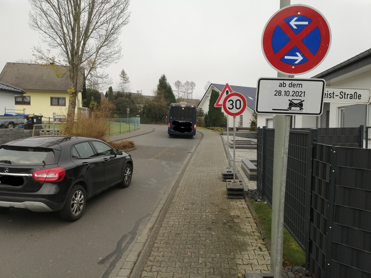 Viele zustzliche Verkehrsschilder wurden im Altenkirchener Stadtteil Honneroth fr die Dauer des Ausbaus des Knotenpunktes L 267/K 40 aufgestellt. (Foto: vh)
