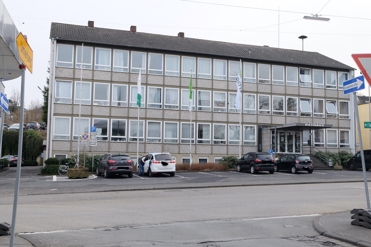 Nach europaweiter Ausschreibung soll der Rathausneubau Ende Oktober/Anfang November hinter dem alten Rathaus beginnen. (Archivfoto: KathaBe) 