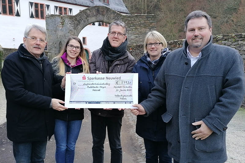 Hans-Peter Knossalla, Melanie Klein, Herbert Limbach, Maria Paulat und Brgermeister Michael Christ bei den Spendenbergabe. Foto: Hospizverein