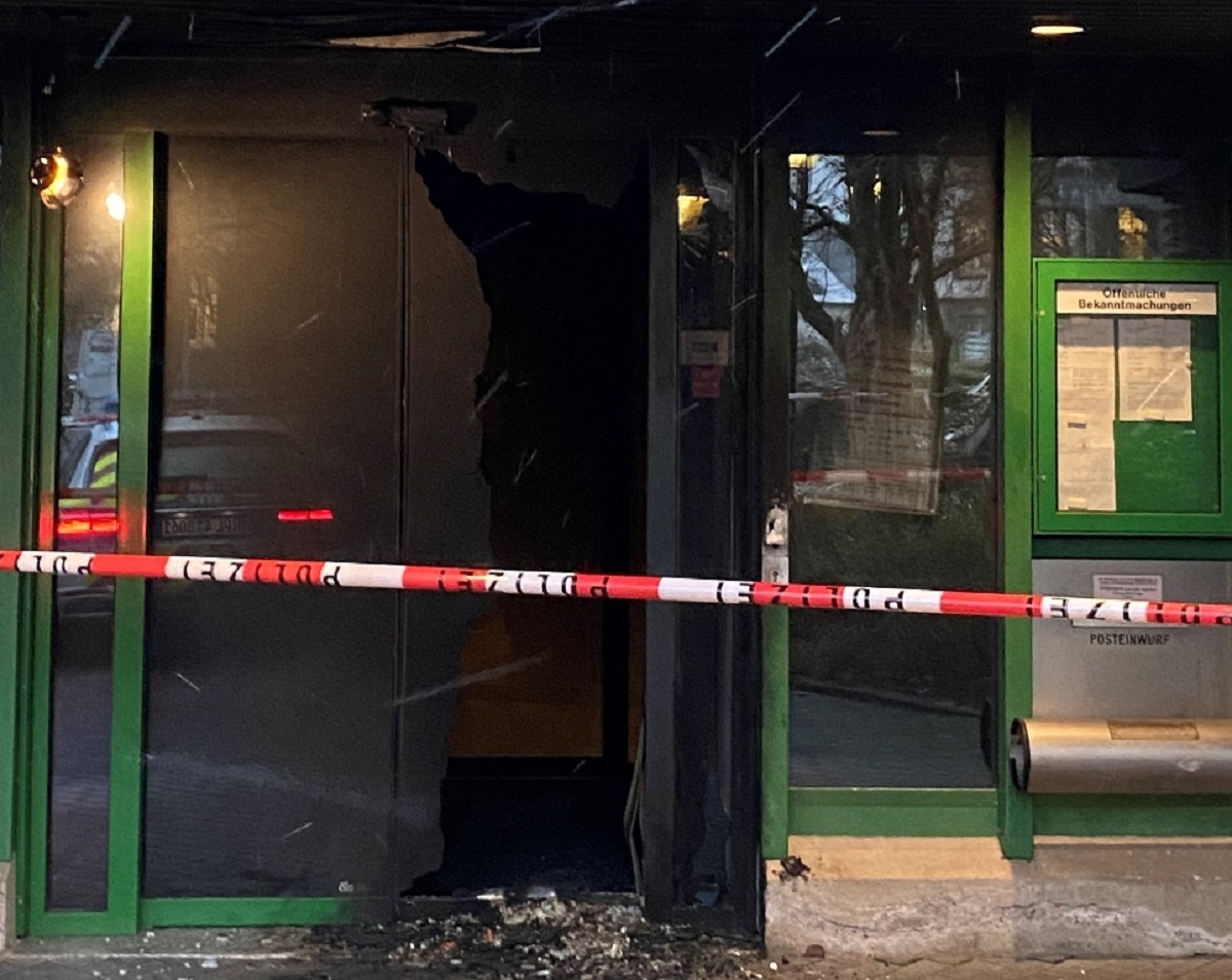 In Mitleidenschaft gezogen wurde der Eingangsbereich des Altenkirchener Rathauses in der Nacht zu Freitag. (Foto: VG-Verwaltung)