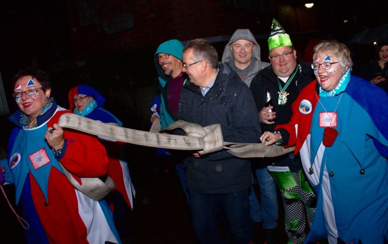 Rathaussturm in Dernbach: Gemeinderat wird abgefhrt. Fotos (C) Dernbach.online; J. Becher