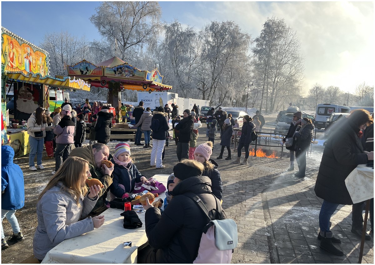 Reges Treiben auf dem Weihnachtsrummel der Familienweihnacht in Raubach. (Fotos: Gundlach Stiftungsfonds Raiffeisenregion)