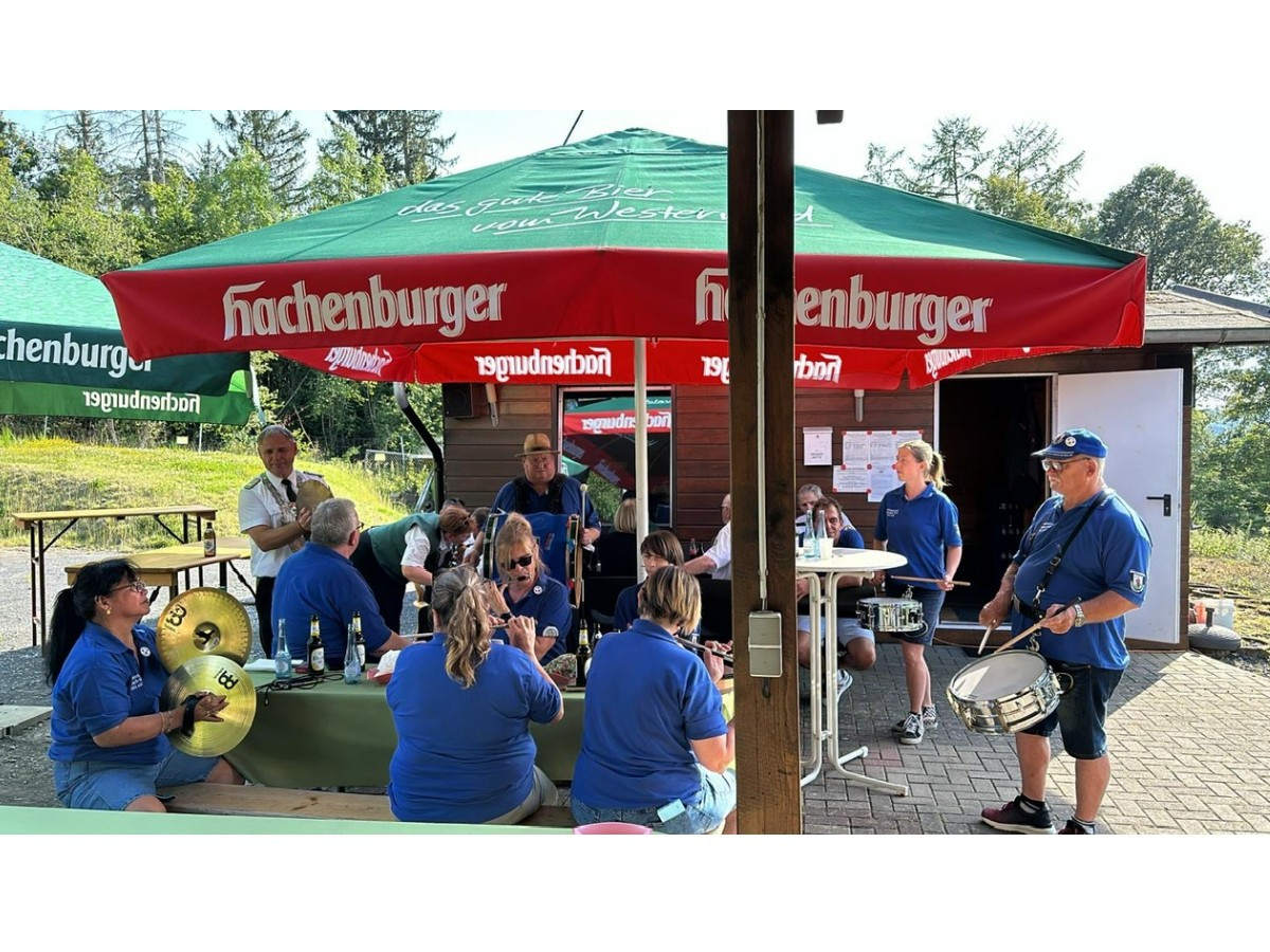 Kapelle: Spielmannszug Heimbach-Weis und Knig Sascha Vohl beim spontanen Jubilums-Stndchen (Fotos: Nicole Schneider SGi Raubach)