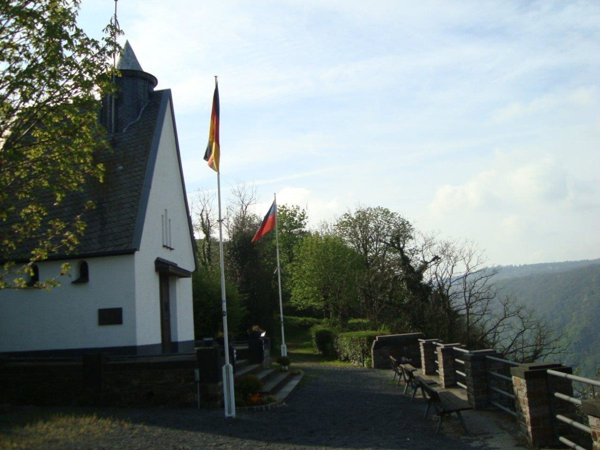 Neues rund ums Ehrenmal Rheinbrohl: Fahnen gren von der Gedenksttte hinab ins Tal