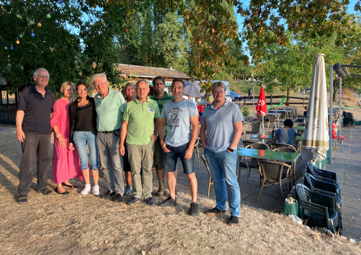 Pchterin Daniela Klein (hinten Mitte) erluterte der CDU um den Fraktionsvorsitzenden Arne Kenzlen (2. v. rechts) und Parteichef Bernhard Gro (vorne Mitte) die Arbeiten am Biergarten Salmenfang am Rheinufer. (Foto: Privat)