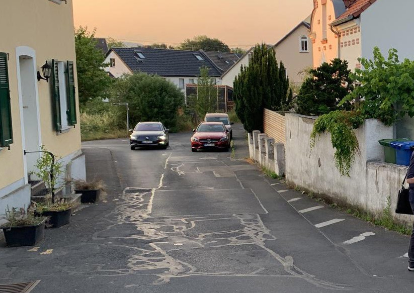 An der Engstelle zwischen Einmndung Mhlenweg und "Kante" wird im Rahmen des Ausbaus der Josefstrae ein Brgersteig geschaffen. (Foto: Heiko Kipfelsberger)