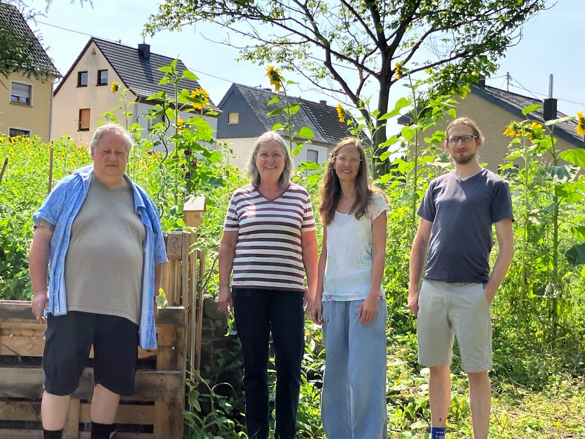 Auf dem Foto v.l.n.r: Eigentmer des Grundstcks Gerhard Schmidt, Ansprechpartnerin Christine Welker-Krumm, Ortsvorsteherin Maren Dmmler und einer der Vorsitzenden des ReThink, Andreas Barth. (Foto: ReThink)