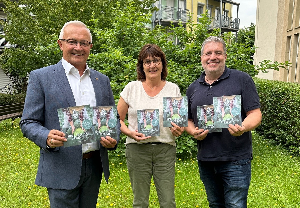 Landrat Achim Hallerbach freut sich gemeinsam mit der Geschftsfhrerin des Naturparks Rhein-Westerwald, Irmgard Schrer, und dem Naturgenuss-Projektleiter der Wirtschaftsfrderung-GmbH des Landkreises Neuwied, Jrg Hohenadl, ber die gelungene neue Sortimentsbroschre. (Foto: Thomas Herschbach)