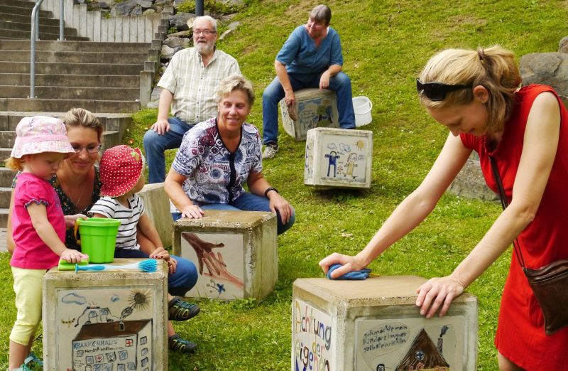 Reinigung der Keramikwrfel am Platz der Kinderrechte. Foto: Veranstalter