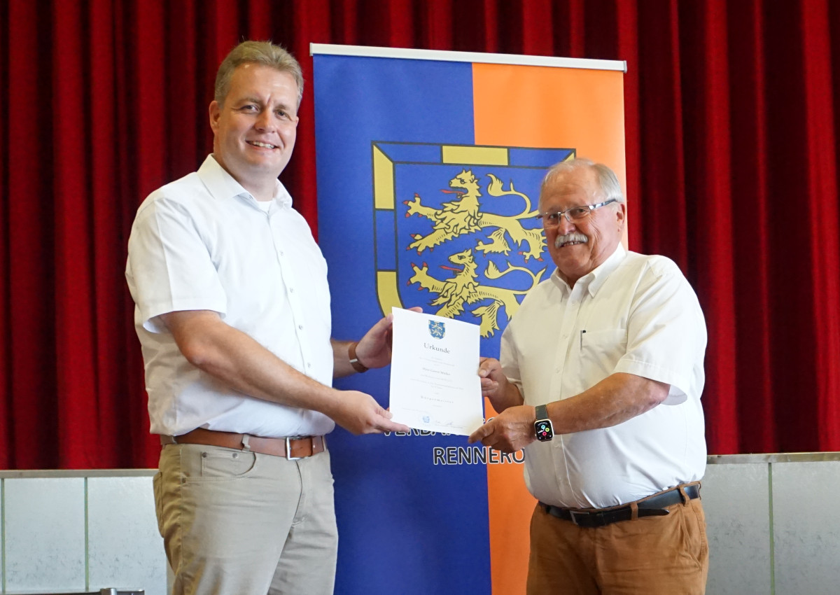 Gerrit Mller (links) erhlt die Ernennungsurkunde aus den Hnden von Alfons Giebeler. (Foto: Ina Sanden)