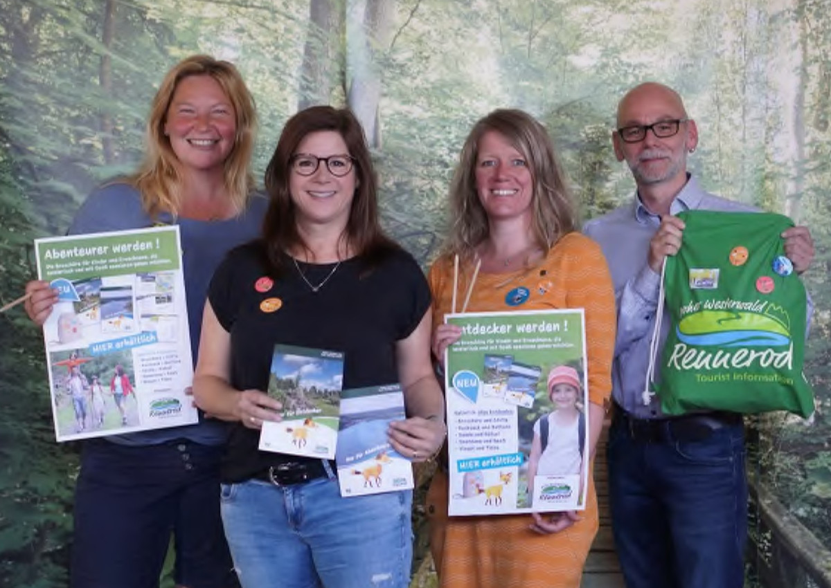 Bianca Weber, Kerstin Guckert und Ina Sanden von der Tourist-Information "Hoher Westerwald" in Rennerod prsentieren gemeinsam mit Heiko Schneider, Werbeagentur digitalundklassisch.de, die druckfrischen Entdecker- und Abenteurer-Broschren. (Foto: Tourist-Information "Hoher Westerwald")