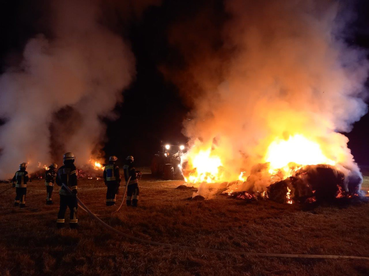 Heuballenbrand bei Datzeroth. (Fotos: VG Rengsdorf-Waldbreitbach)