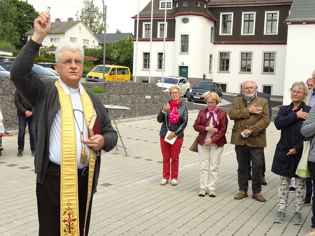 Pfarrer Achim W. Sahl erbat Gottes Segen fr das neue Verwaltungsgebude der Pfarrei Sankt Franziskus im Hohen Westerwald. (Fotos: Willi Simon)