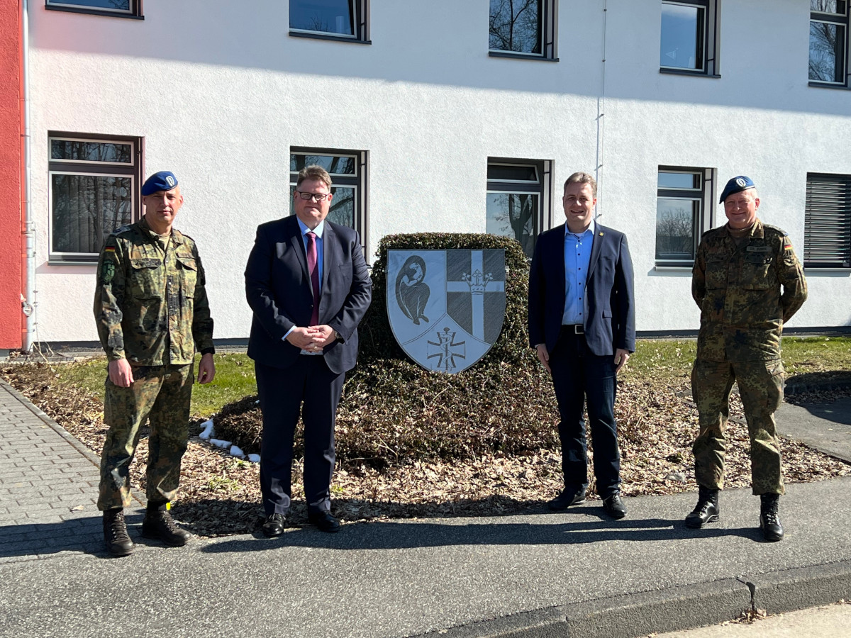 Europa-Parlamentarier Ralf Seekatz (2.v.l.) besuchte das Sanittsregiment 2 der Bundeswehr in Rennerod. (Foto: Privat)