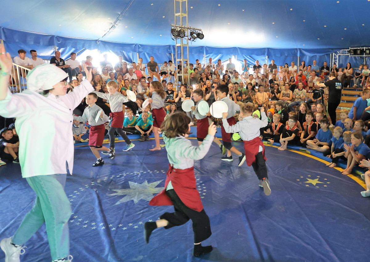 Jubilumsfeier in einem richtigen Zirkuszelt. (Fotos: Privat)