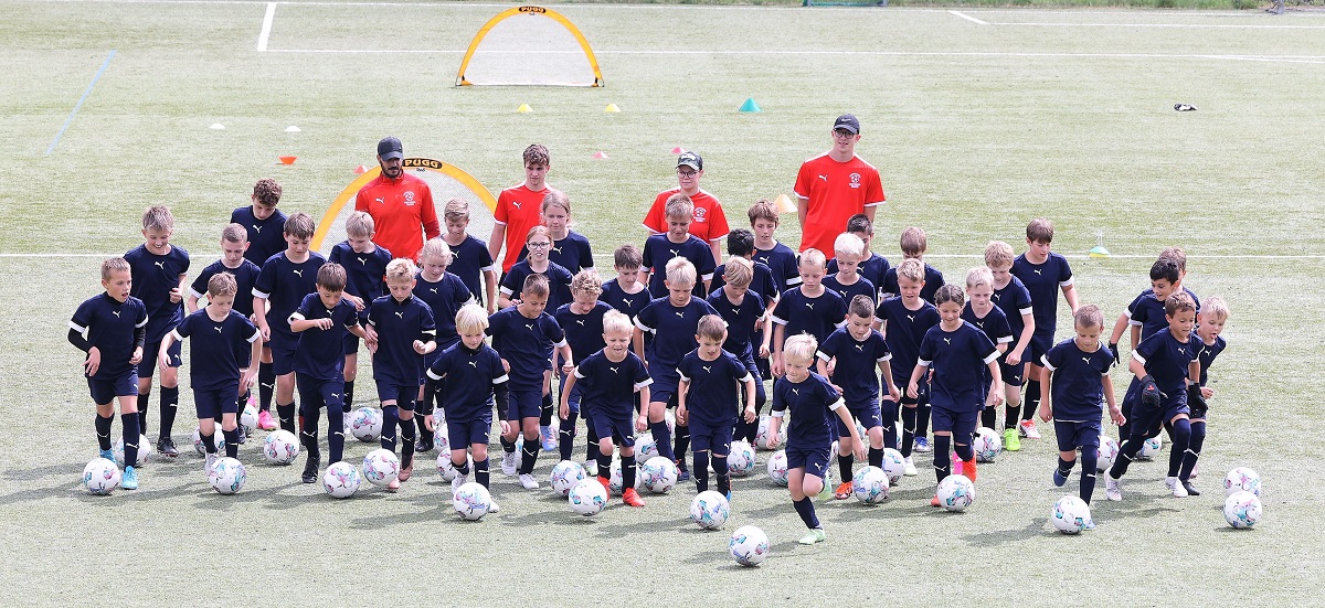 Jungs und Mdchen kicken eine Woche lang auf dem Kunstrasenplatz in Rengsdorf