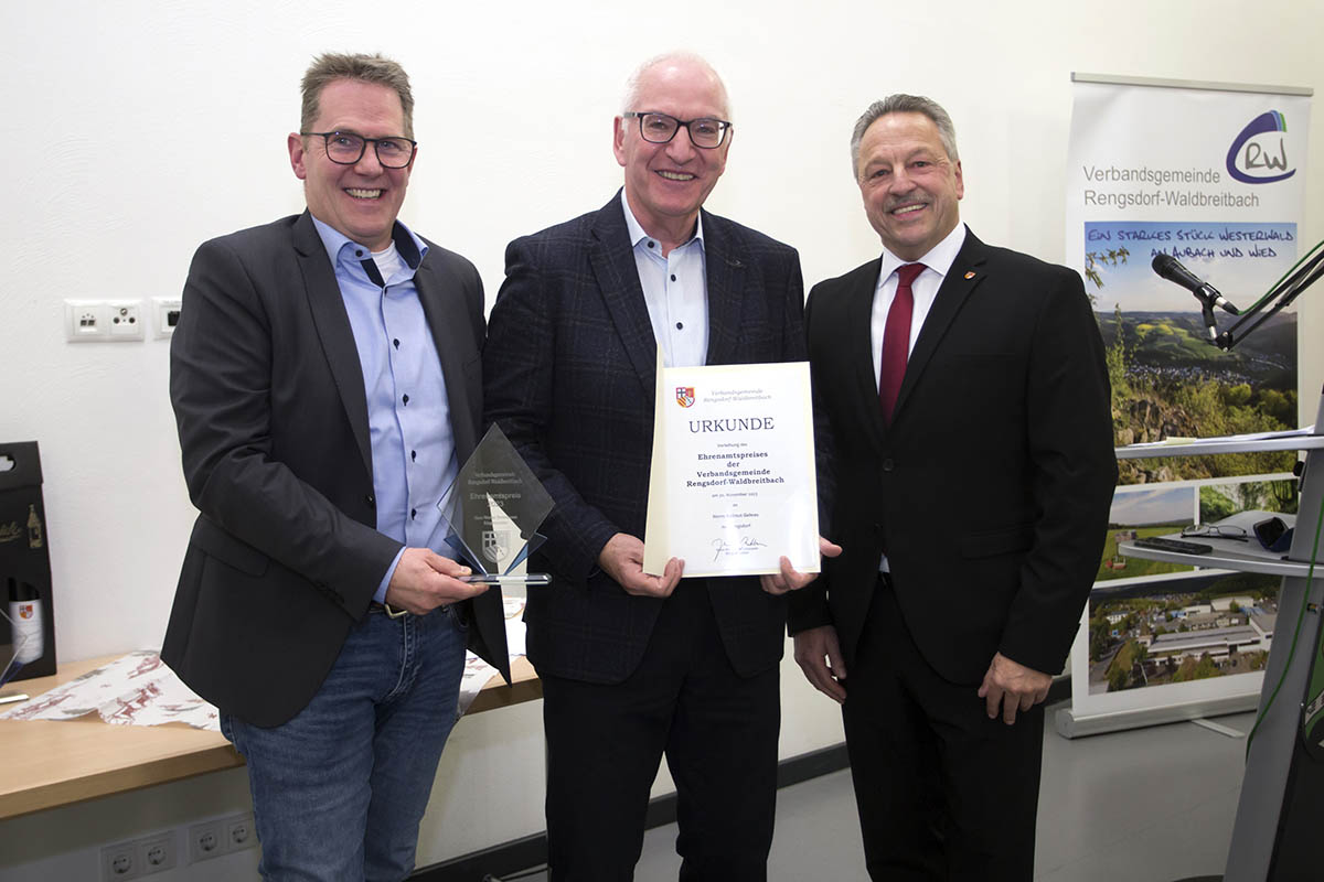 Helmut Gehres (Mitte) wurde mit dem Ehrenamtspreis der Verbandsgemeinde Rengsdorf-Waldbreitbach ausgezeichnet. Es gratulieren der erste Beigeordnete Marc Dillenberger und Brgermeister Breithausen. Foto: Wolfgang Tischler
