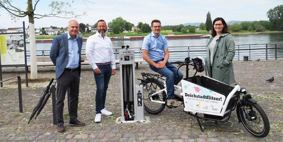 V.l.: Axel  Wckner und Sebastian Klein von den Deichstadtfreunden sowie Kay Brhl und Stefanie Krings vom Stadtbauamt inspizieren die Fahrradreparaturstationen. (Foto: privat)