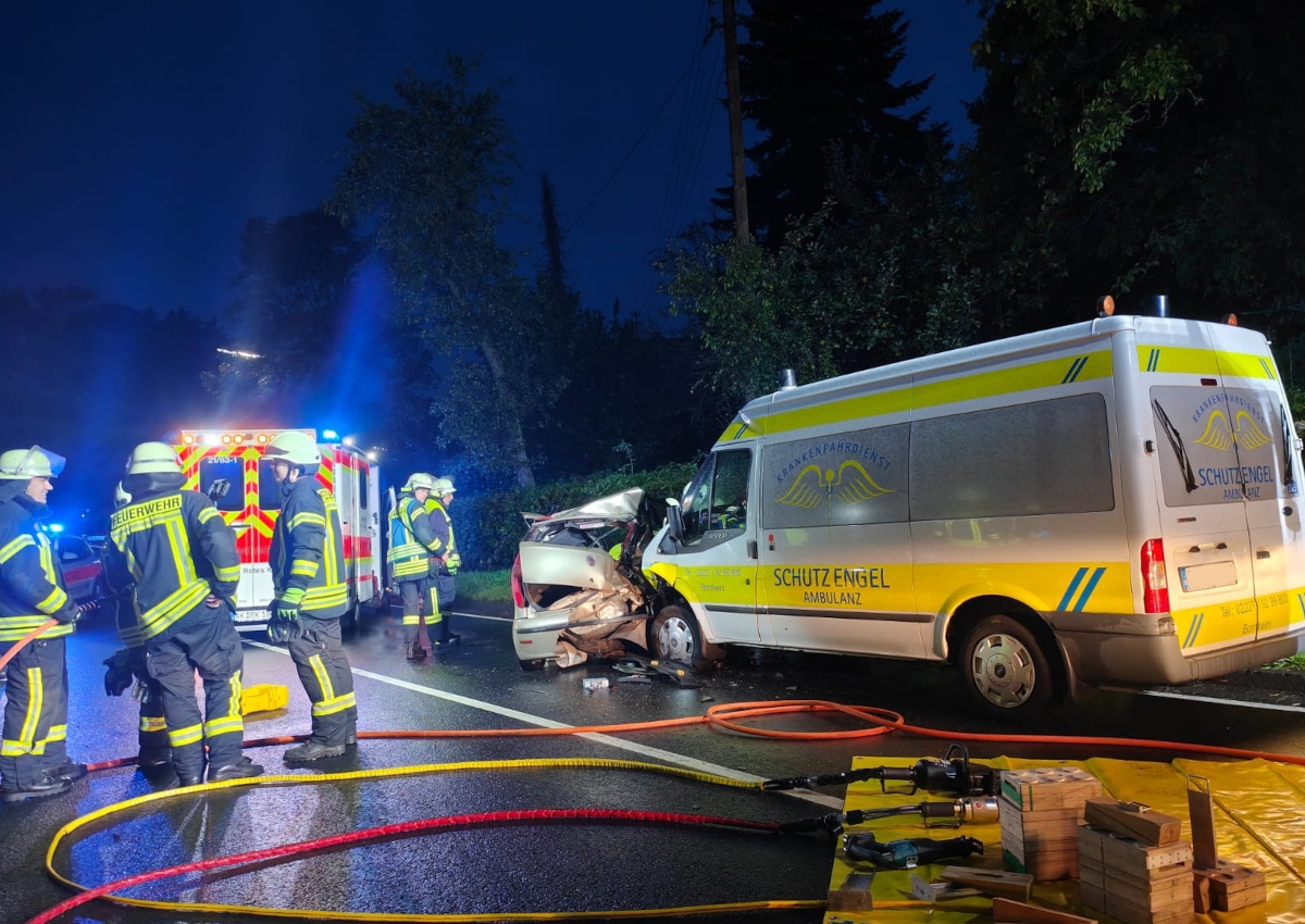 AKTUALISIERT: Unfall mit drei verletzten Personen auf der B8 bei Rettersen 