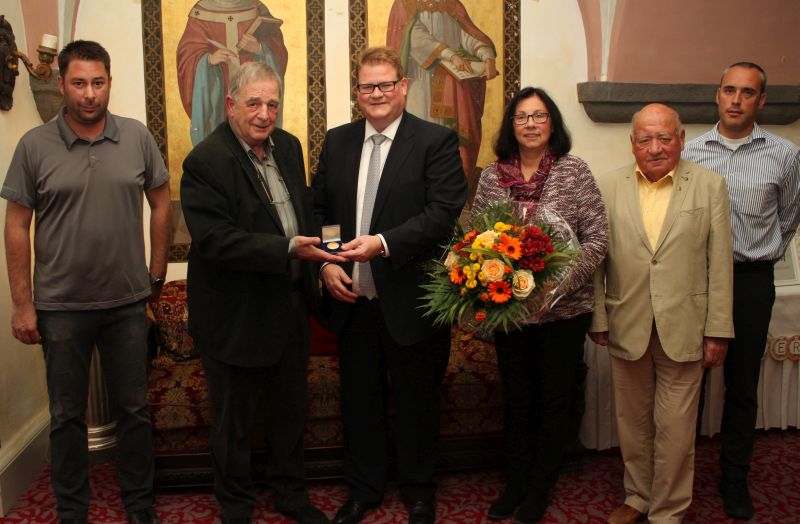 Im feierlichen Rahmen fand die bergabe der Jubilumsmedaille der Stadt Westerburg statt: Philipp Reusch (v.li.), Dr. Diether Reusch, Stadtbrgermeister Ralf Seekatz, die Beigeordnete Gabi Frenz-Ferger, der Beigeordnete Dieter Dnnes und Moritz Lachmann. Fr die Ehefrauen Brigitte Reusch und Lilli Reusch, die leider nicht zur Feierstunde kommen konnten, berreichten die Vertreter der Stadt Blumenstrue. Foto: Ulrike Preis