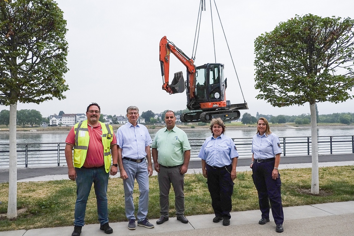 Stadt Neuwied birgt Fsser und Unrat aus dem Rhein