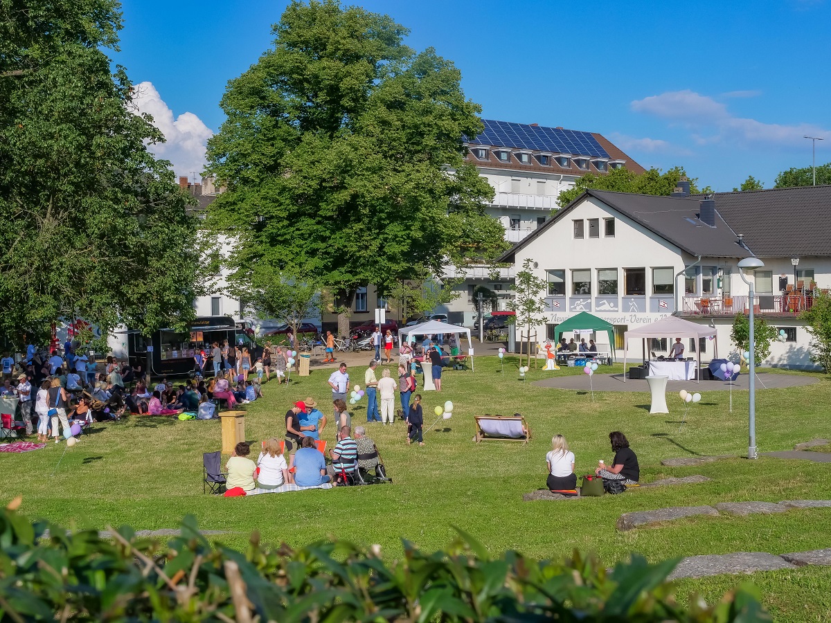 Die Sonne im Gesicht, ein khles Getrnk in der Hand und freshe Beats auf den Ohren: Das verspricht im Juni 2023 das "R(h)ein chillen" wieder jeden Mittwochabend in den Goethe-Anlagen. (Foto: Stadt Neuwied/Alexandra Heinz)