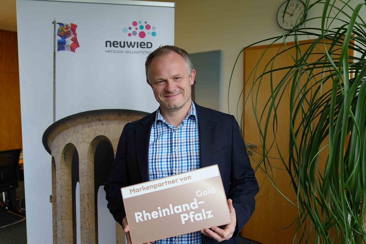 Neuwied ist Gold-Markenpartner. Oberbrgermeister Jan Einig freut sich ber die Auszeichnung des Wirtschaftsministeriums, das mit der Kampagne "Rheinland-Pfalz Gold" den Tourismus- und Wirtschaftsstandort effektiv strken will. (Foto: Maxie Meier)
